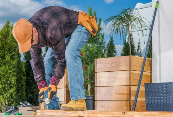 Jardin Arrière Petite Menuiserie Hommes Caucasiens Dans Quarantaine Bâtiment Exotique — Photo