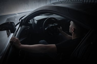 40 'larında Kafkasyalı Başarılı Adamlar Siyah Egzotik Arabasını Yeraltı Garajına Park Ediyor. 