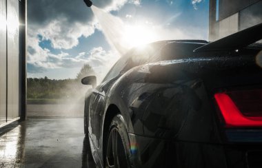 Yarış Günü 'nden sonra güçlü bir araba yıkama baskısı. Araba Yıkama Teması. Otomotiv Endüstrisi.