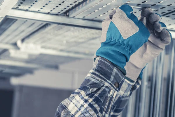 Aluminium Steigerelementen Montage Door Bouwvakkers Met Veiligheidshandschoenen Foto Sluiten — Stockfoto