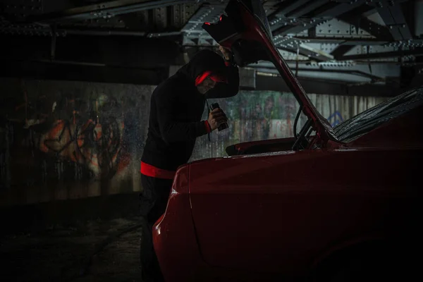 Kafkas Hırsızı Elinde Fenerle Siyah Kapüşonlu Araba Bagajını Açıyor Değerli — Stok fotoğraf