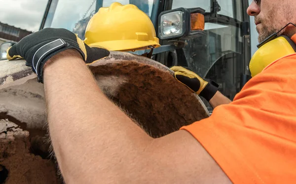 Kaukasische Bouwvakker Bereidt Zich Voor Zijn Werk Hard Hat Area — Stockfoto