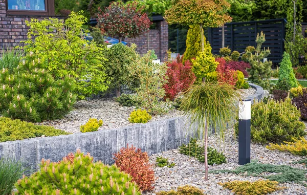 Färgglada Rockery Garden Med Night Time Elegant Belysning Post Lampor — Stockfoto
