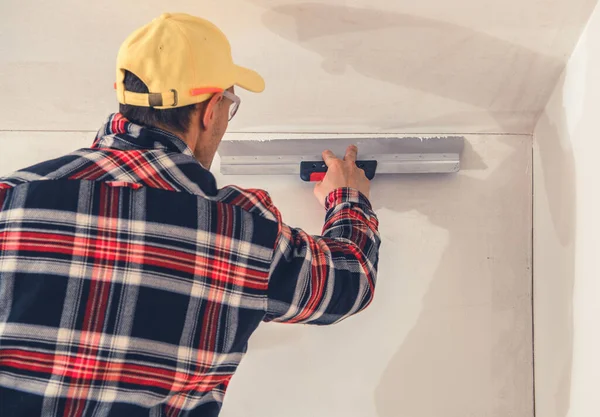 Caucasian Construction Finishing Worker His 40S Patching Drywall — Stock Photo, Image