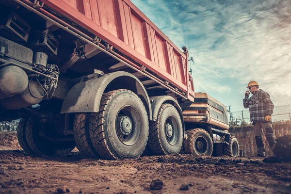 Supervisor Trabajo Tierra Zona Construcción Que Habla Con Operador Camiones — Foto de Stock