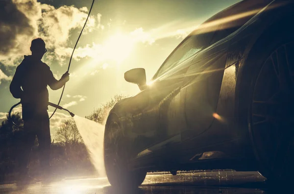 Der Kaukasische Fahrer Seinen Vierzigern Wäscht Sein Leistungsauto Während Der — Stockfoto