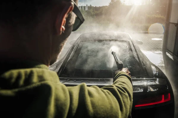 Propietario Del Coche Exótico Caucásico 40S Presión Lavando Coche Deportivo — Foto de Stock