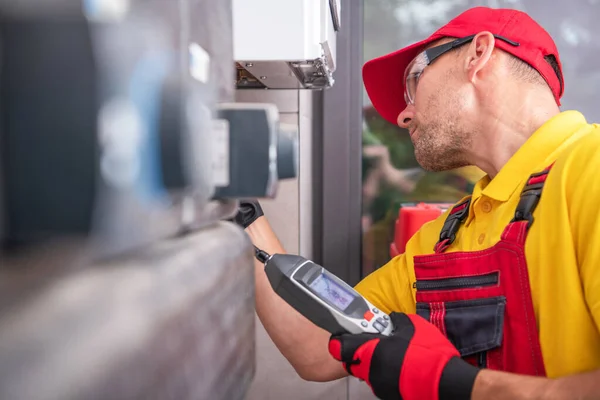 Kaukaski Technik Czterdziestce Wykrywaczem Wycieków Gazu Wykonujący Zaplanowaną Konserwację Pieca — Zdjęcie stockowe