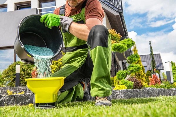 Kaukasische Tuinwerker Voorbereiding Van Gras Gazon Meststof Voorjaarsbemesting Job — Stockfoto