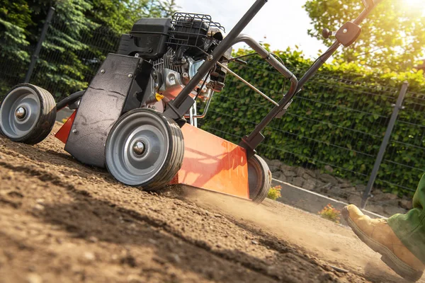 Temat Ogrodniczy Aerator Benzynowy Akcji Przygotowanie Gleby Siewu Trawy — Zdjęcie stockowe