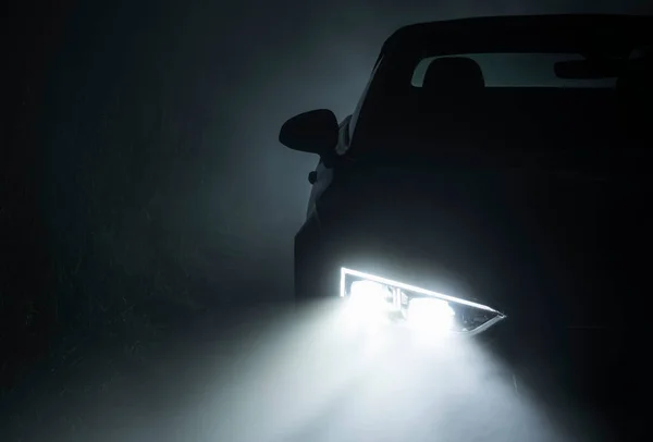 Foggy Road Condições Automotive Theme Faróis Led Carro Ativo Moderno — Fotografia de Stock