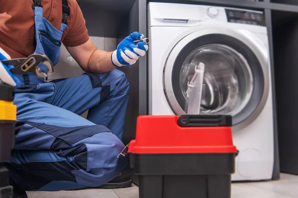 Caucasian Professional Worker Installing Washing Machine Residential Apartment — Stock Photo, Image