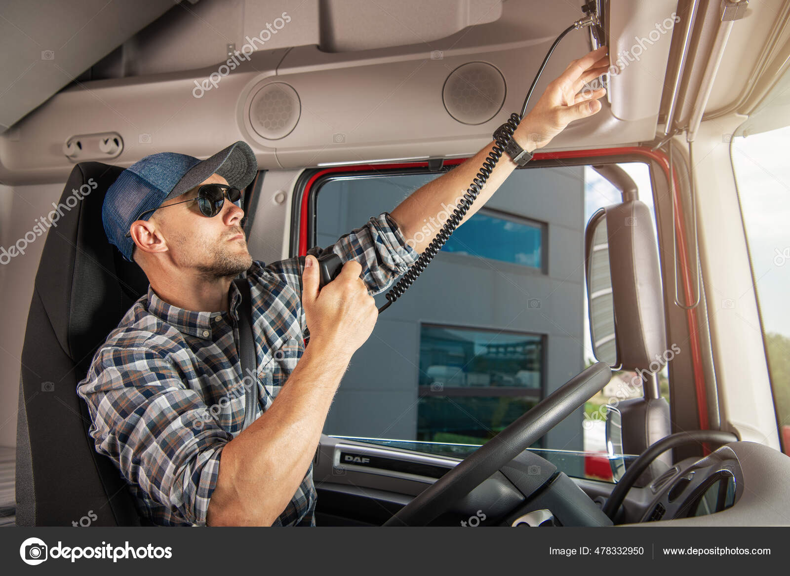 Кавказский Водитель Грузовика Говорит Радио Своей Кабине Грузовика.