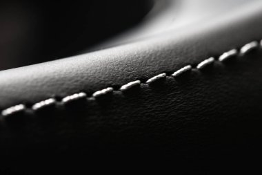 Zarif ve lüks otomotiv deri dikişler yakın çekim. Modern Arabanın İçinde Gerçek Deri Bitiyor. Ulaşım Endüstrisi.