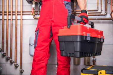 Alet kutusuyla birlikte HVAC garantili ev arama servisi çalışanı. Profesyonel Kafkasyalı Teknisyen tarafından gerçekleştirilen Su ve Ev Isıtma Sistemi Bakımı.