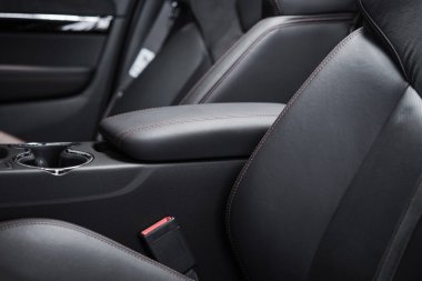 Modern Araba Koyu Deri İç mimarisi. Otomotiv Endüstrisi Tasarımı.