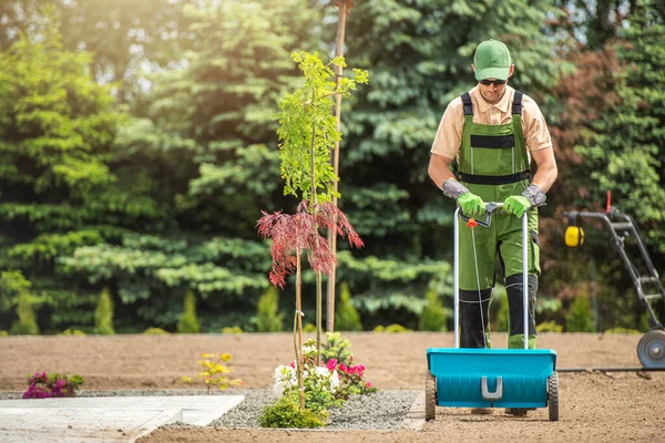 Tuingras Zaaien Kaukasische Tuinman Die Gras Zaaigoed Een Bodem Verdeelt — Stockfoto