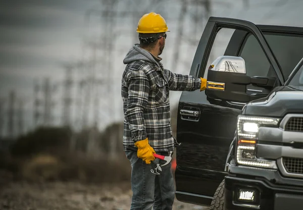 Industria Energetică Caucaziană Lucrează Ani Unelte Mână Lângă Camionul Său — Fotografie, imagine de stoc