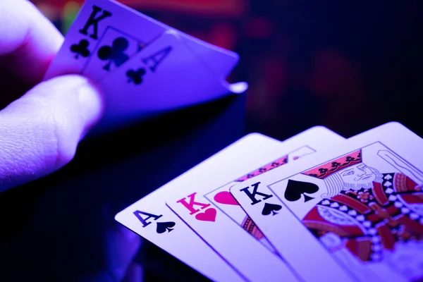 Duas Cartas Certas Mão Dos Jogadores Tema Jogo Poker Full — Fotografia de Stock