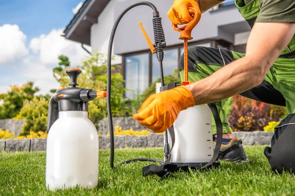 Preparación Equipos Jardín Fungicidas Insecticidas Por Jardinero Caucásico Paisajismo Jardinería —  Fotos de Stock