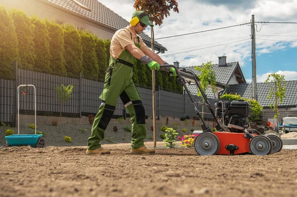 Kertész Benzinmotoros Levegőztetővel Keményen Dolgozik Kertben Kertészeti Tájrendezési Téma — Stock Fotó