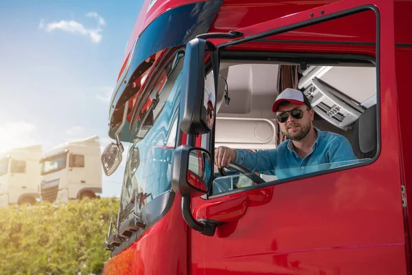 Szczęśliwy Kierowca Ciężarówki Wieku Lat Przygotowuje Się Kolejnego Międzynarodowego Holowania — Zdjęcie stockowe