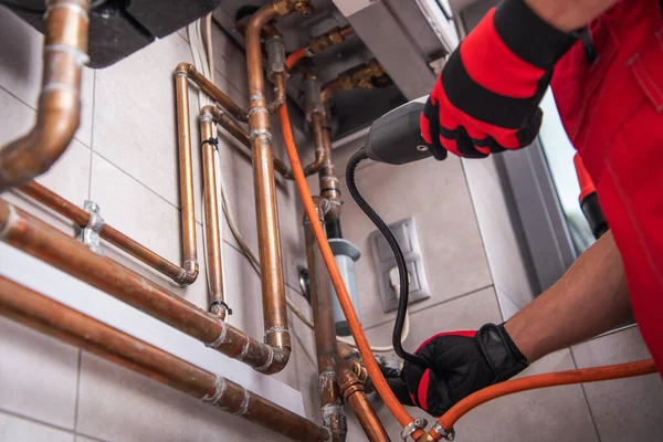 Hvac工人与天然气探测仪寻找漏洞 住宅供热系统定期维修 — 图库照片