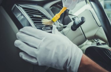 Beyaz Araba Detaylı İşçi Temizleme Lüks Araba İçi Fırça Kullanımı. Otomotiv Teması.