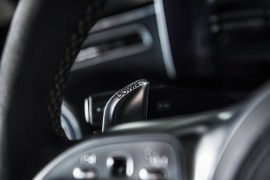 Modern aracın içindeki metalden yapılmış vites değiştirme pedallı şekil değiştirici. Fotoğrafı kapat. Otomotiv Teması.