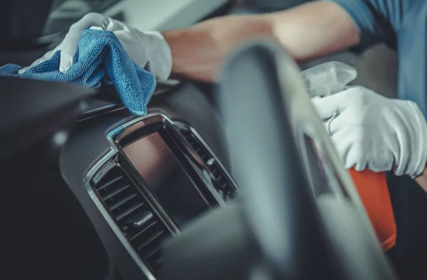 Moderno Coche Bañera Tablero Instrumentos Limpieza Por Hombres Caucásicos Fotografía — Foto de Stock