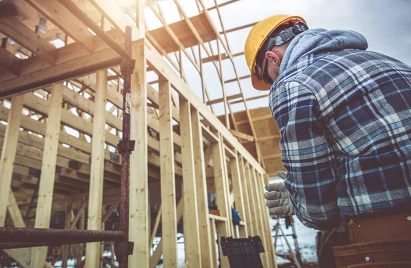 40多岁的白人建筑承包商在新的木制骷髅框架前的房子 建造业主题 — 图库照片