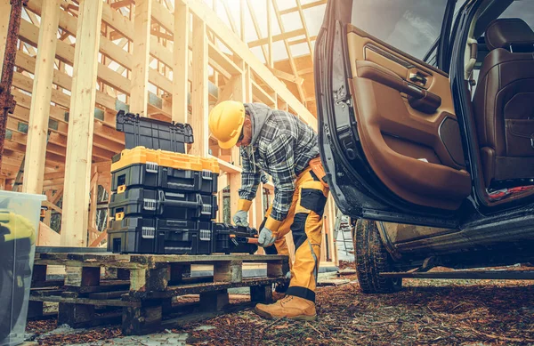 Kaukasische Bouwaannemer Bereidt Zijn Gereedschap Voor Naast Pick Truck Houten — Stockfoto