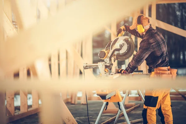 Holzhaus Skelettbau Mit Leistungsstarker Holzsäge Bauunternehmer Verwendet Elektrowerkzeuge Holzrahmen Eines — Stockfoto