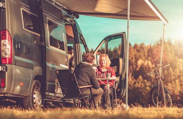 Caucasian Couple Playing Chess Next Camper Van Vacation Camping Time — Stock Photo, Image