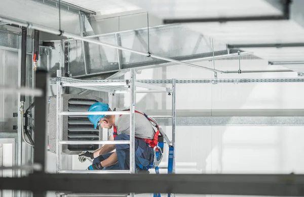 Trabajador Hvac Caucásico Que Usa Arnés Seguridad Comprobando Calentador Almacén —  Fotos de Stock