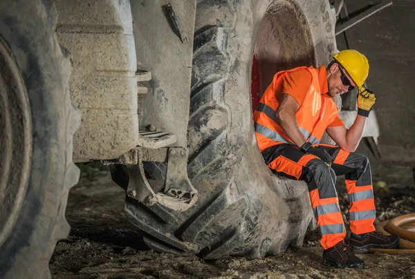 Travailleur Construction Routes Caucasiennes Dans Quarantaine Prenant Une Pause Asseyant — Photo