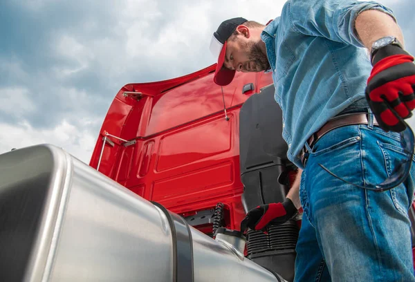 Conductor Semirremolque Caucásico Sus Años Mirando Tapa Del Tanque Diesel — Foto de Stock