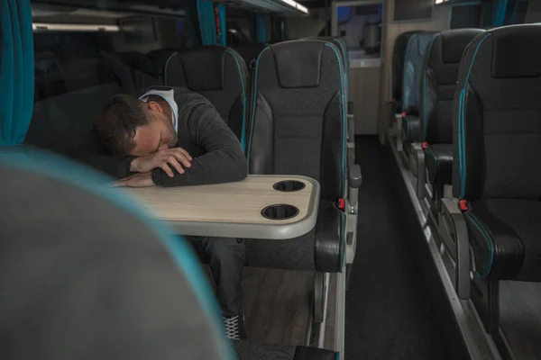 Cansado Homem Negócios Caucasiano Dormindo Mesa Ônibus Treinador Enquanto Viagens — Fotografia de Stock