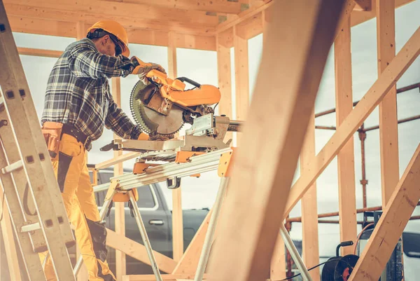 建筑承包商工人使用强大的木材锯材内部木制骷髅框架的房子 工业主题 — 图库照片