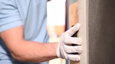 Hava kabarcıklarını temizleyen işçi. Vinil Duvar Kağıdı Kaplaması