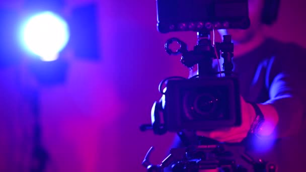 Cameraman Operator Bereidt Zich Voor Nog Een Video Shot Maken — Stockvideo