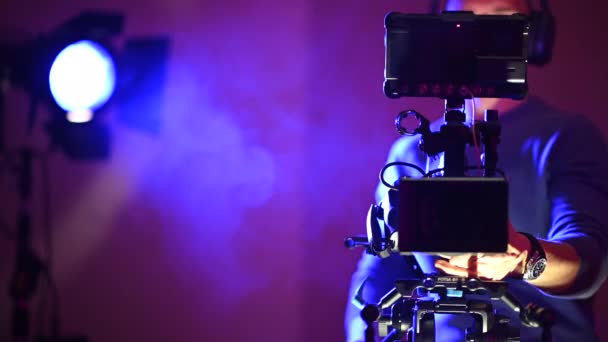 Professionele Camera Operator Nemen Shot Binnen Film Studio — Stockvideo