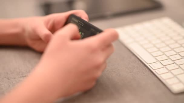 十代の女の子は彼女の携帯電話でゲームをプレイするビデオを閉じる — ストック動画