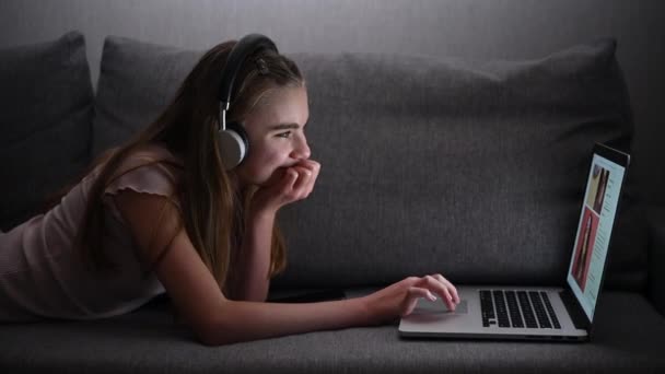 Teenagermädchen Liegt Auf Einem Sofa Vor Ihrem Laptop — Stockvideo