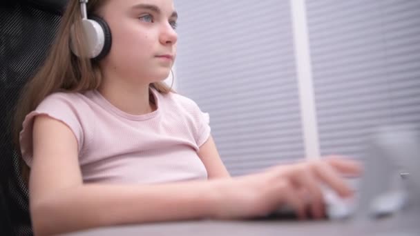 Caucasian Teenage Girl Listening Music Playing Her Computer — Stock Video