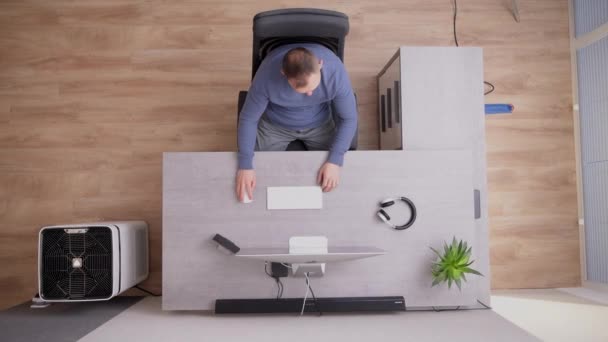 Homens Caucasianos Realizando Trabalho Casa Frente Seu Computador Vista Superior — Vídeo de Stock