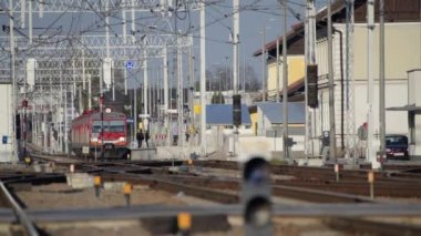 Daha Küçük Polonya Tren İstasyonu 'ndaki Şehirlerarası Tren. Demiryolu Altyapı TemasıName