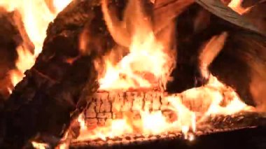 Yakıcı Kuru Parçalar Yakacak Odunları Kapatın. Kamp ateşi