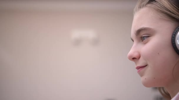 Glückliches Kaukasisches Teenager Mädchen Mit Kopfhörern — Stockvideo