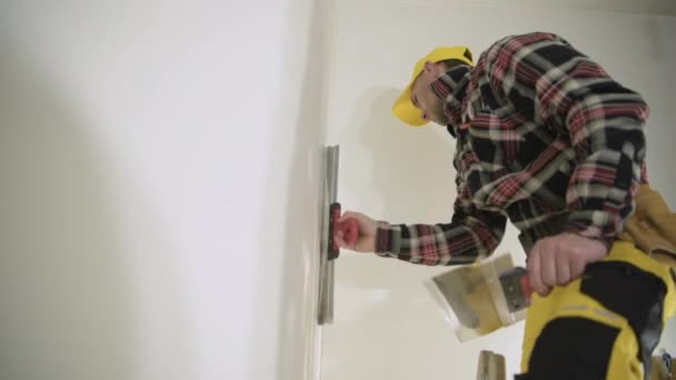 Caucasian Construction Worker His 40S Patching Apartment Walls — Stock Video